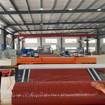 預(yù)制型塑膠跑道設(shè)備與生產(chǎn)線解析 卷材制造的技術(shù)與應(yīng)用